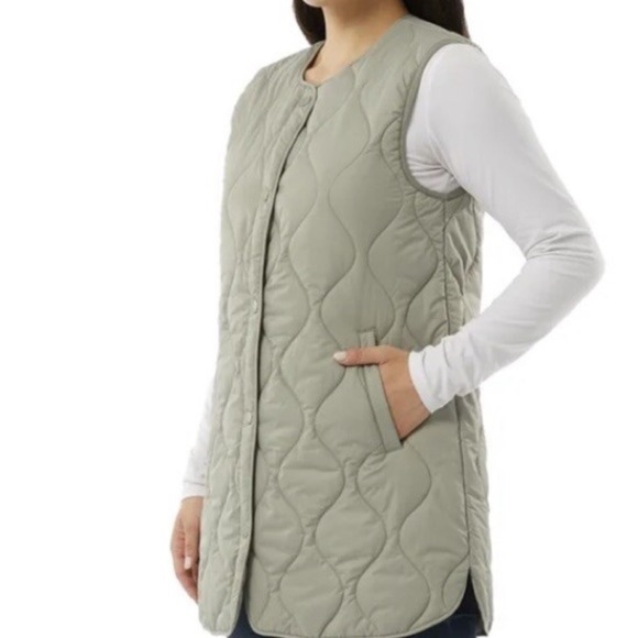 32 Degrees Quilted Sleeveless Vest in Light Gray - Picture 1 of 4